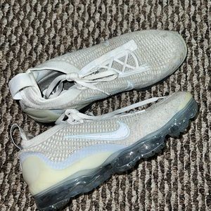 7 1/2 vapor max Nike shoes. Only worn 3 times.